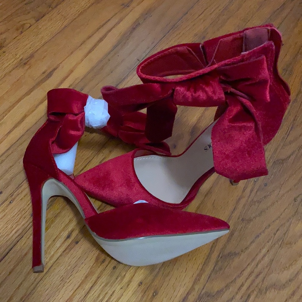 Red pumps